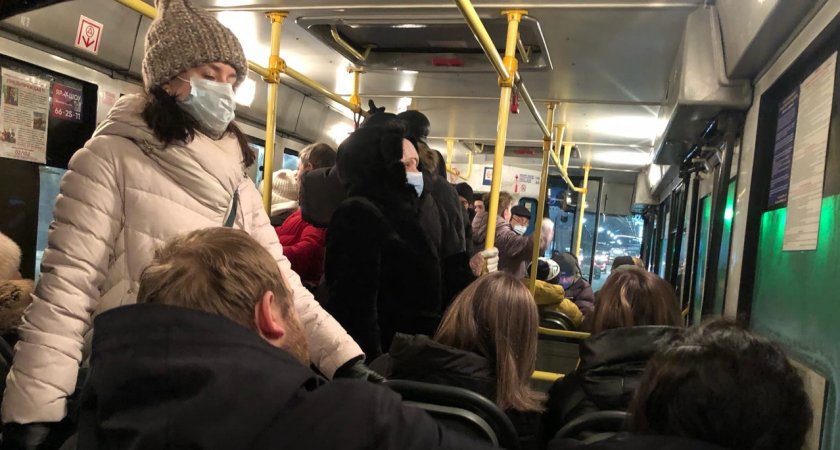 "Хлопает полами на ходу": ярославцы возмутились состоянием городских автобусов
