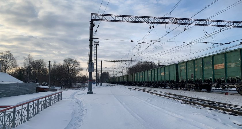 Девушка из Заволжского района погибла под поездом, державшись за руки со своим парнем