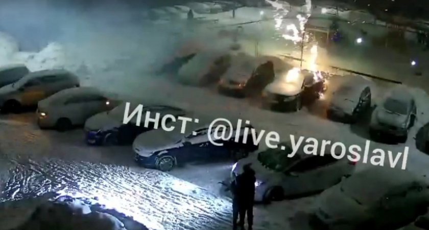 В Ярославле новогодний фейерверк пробил припаркованную машину и поджег балкон