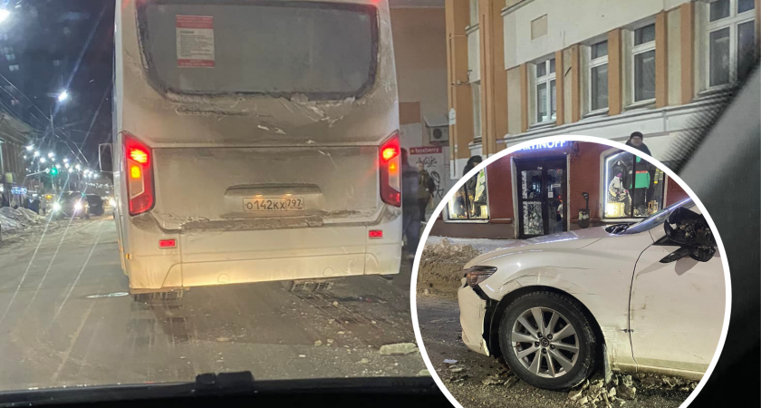 В центре Ярославля маршрутка протаранила припаркованный автомобиль