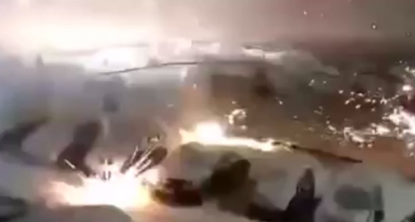 Красиво получилось: в Ярославле сожгли фейрверками несколько автомобилей. Видео