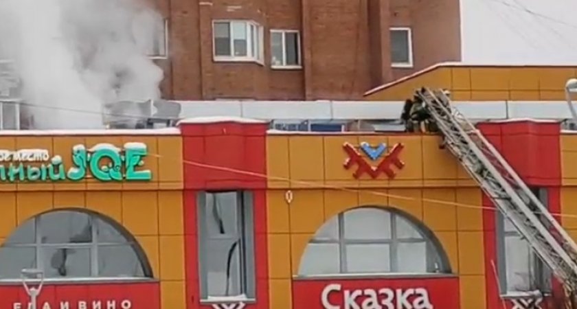 В Ярославле загорелось здание со знаменитым комплексом общепита. Видео. 