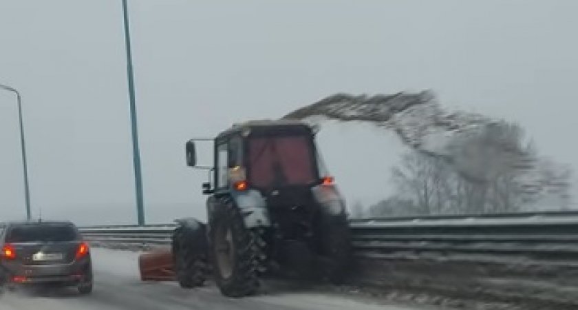В Ярославле коммунальщики скидывают снег прямиком в Волгу: видео