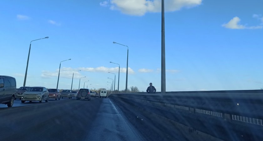 Ярославец пытался покончить жизнь самоубийством на Октябрьском мосту