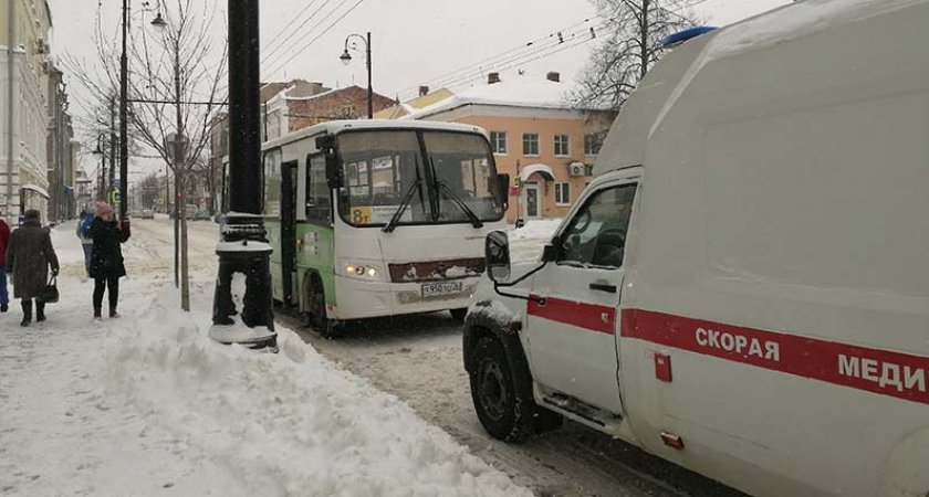 В маршрутке под Ярославлем на глазах у пассажиров умерла женщина