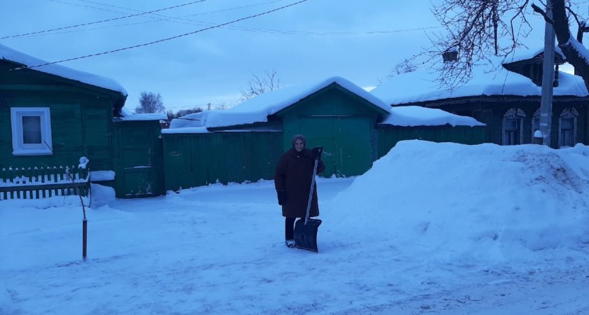 На уборку снега в Ярославле вышла 93-летняя бабушка