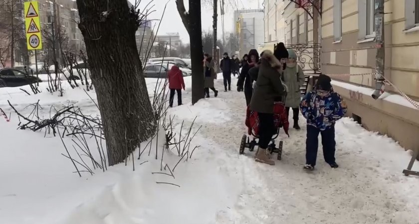 Пожилые люди отрезаны от цивилизации из-за нечищенных дорог под Ярославлем