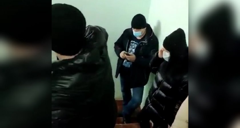 Очередь из больных с кашлем растянулась на 3 этажа в поликлинике Рыбинска
