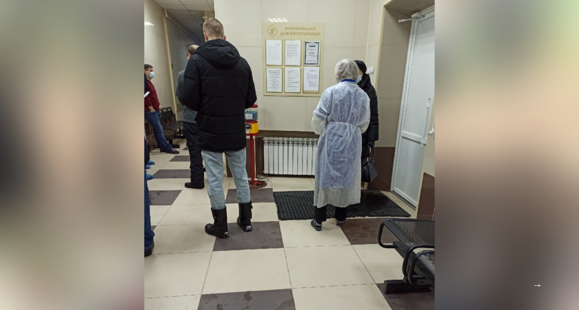 И больные, и здоровые: ярославцы высмеяли проверяющего температуру на входе в поликлинику