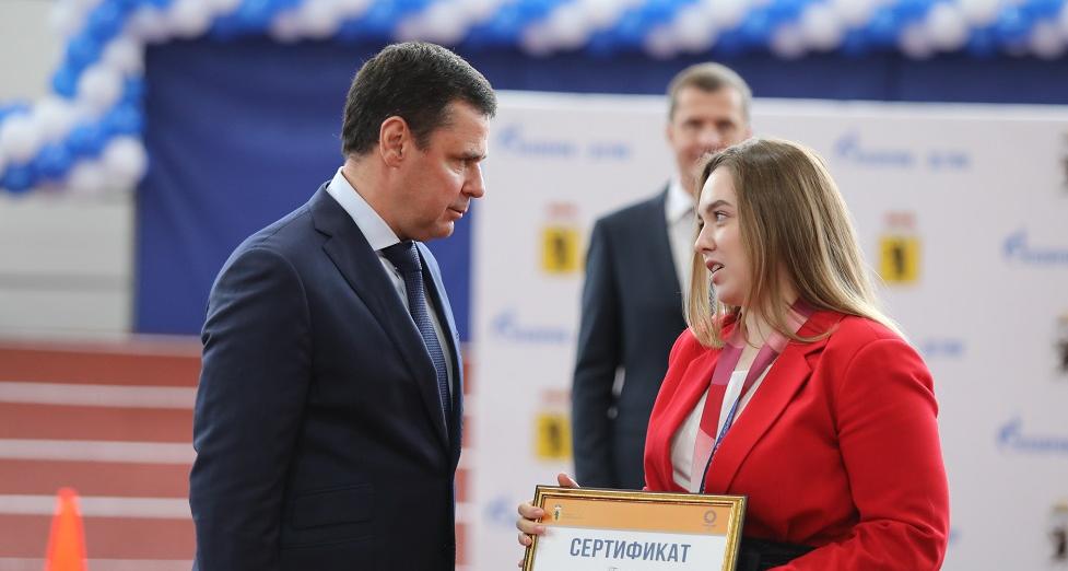 Губернатор Дмитрий Миронов вручил Анастасии Галашиной сертификат на квартиру