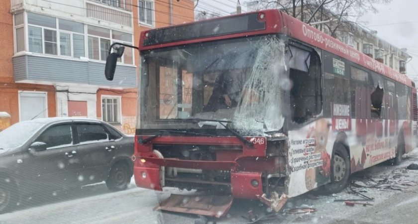 Серьезная авария в Ярославле: столкнулись троллейбус и автобус