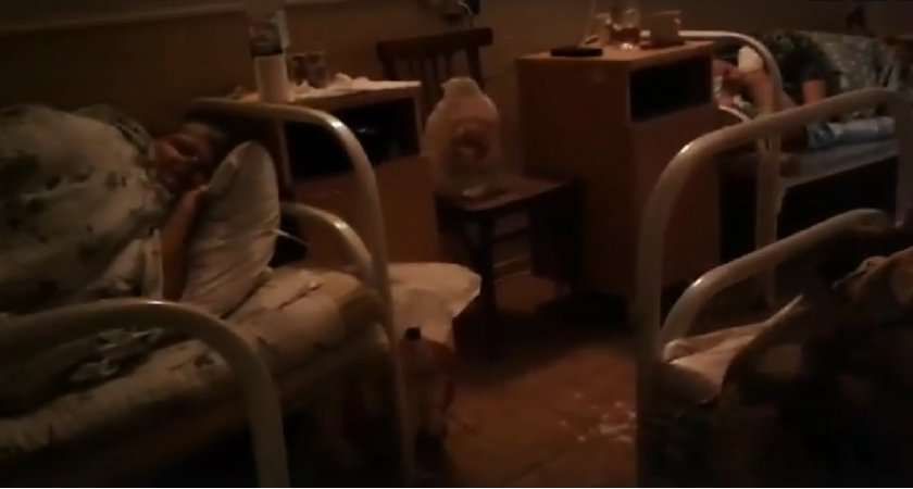 «Здесь как в подвале, спим в шапках»: страшное видео из ковидной больницы Ярославля