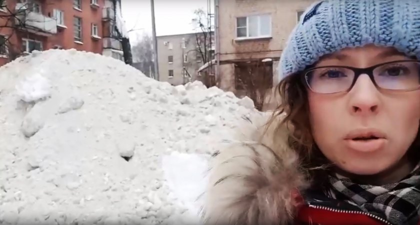 "Мама, где моя горка?": в Ярославле коммунальщики завалили детскую площадку грязным снегом