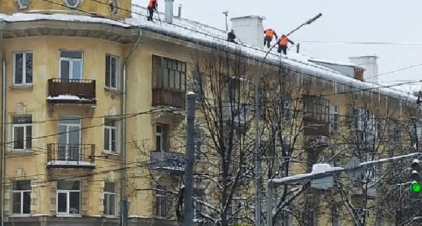 «Уже всю жизнь вспомнила»: жительница Ярославля чудом не попала под падающие сосульки