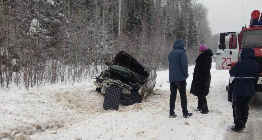В аварии под Ярославлем водителя доставали из покореженного авто