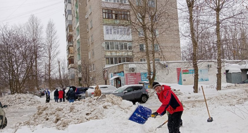 Ярославцы сами вышли на уборку дворов от снежных завалов