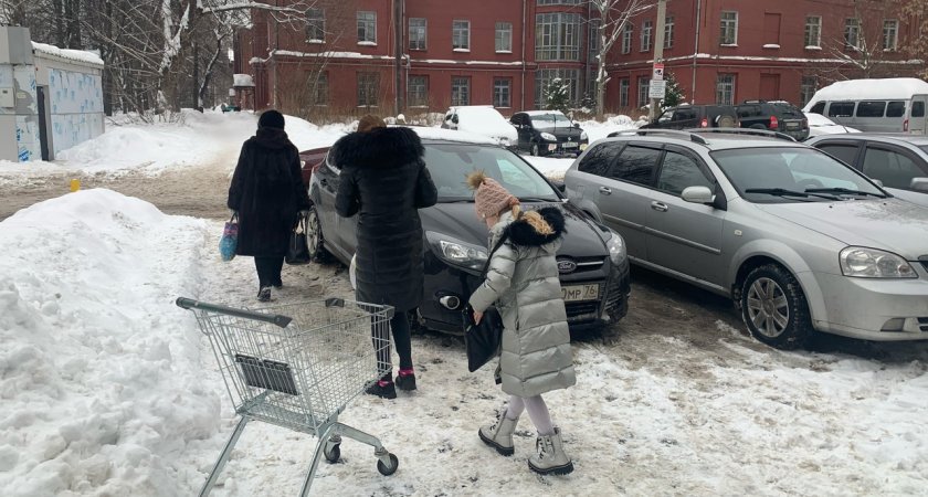 «Выдавай бахилы»: ярославцы накинулись на просившего отряхивать ноги таксиста