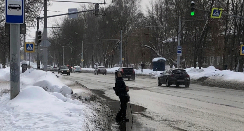 Ярославцу с ДЦП пришлось идти по дороге из-за нечищенного тротуара