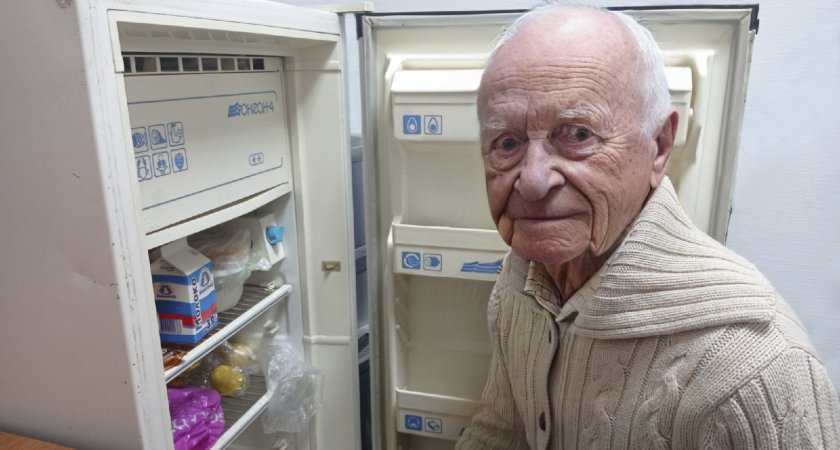 Измотанный коммунальными платежами ярославец показал пустой холодильник
