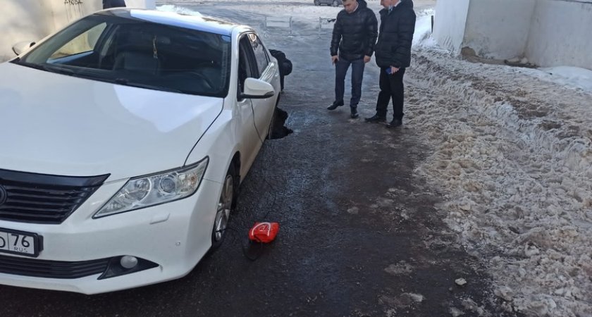 В центре Ярославля машина провалилась под асфальт