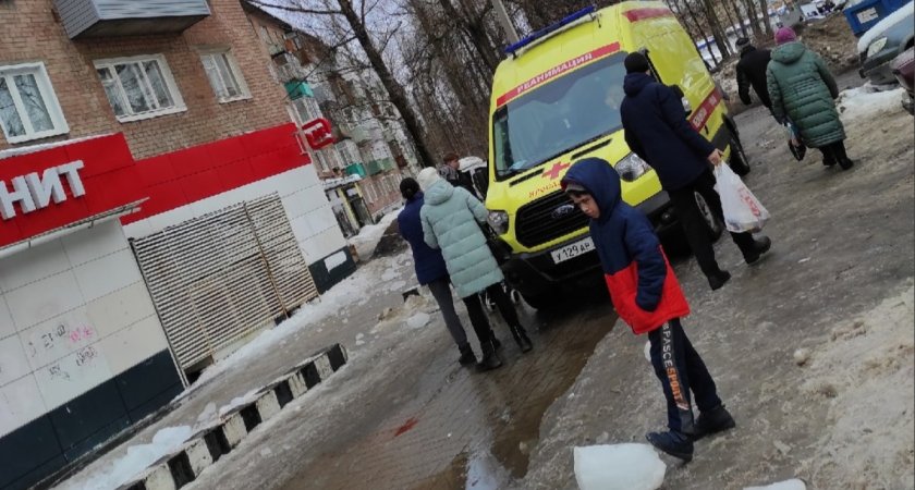 Два ребенка из Ярославля попали под снежный обвал с крыши