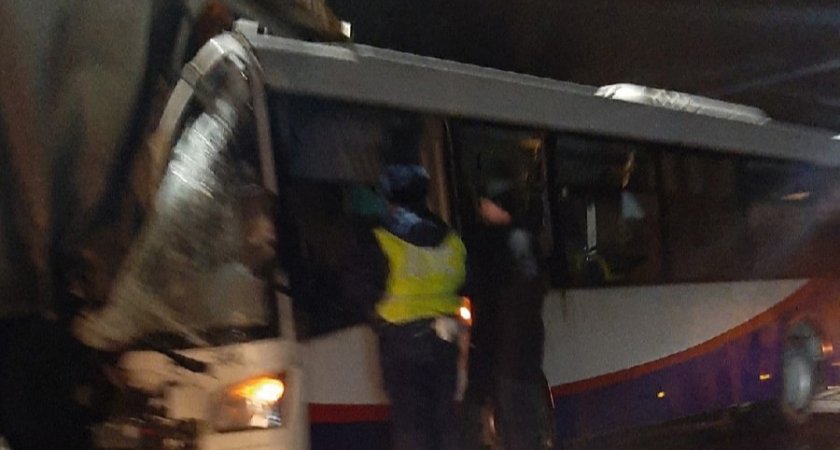 Пассажирский автобус влетел в фуру под Ярославлем