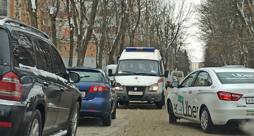  "Болела голова и тошнило": жителей Ярославля отправили домой из-за химического запаха