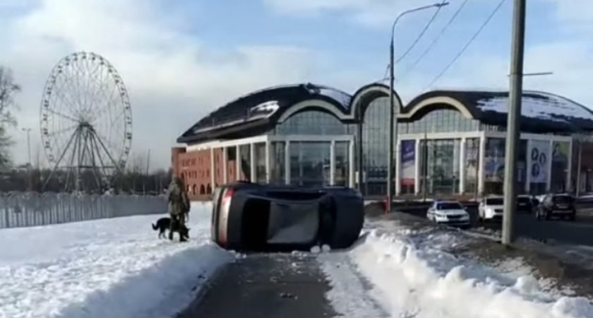 «Девушку вынесло»: в центре Ярославля легковушка влетела на тротуар