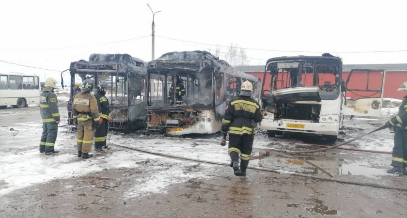 Назвали предварительную причину пожара трех автобусов в Ярославле