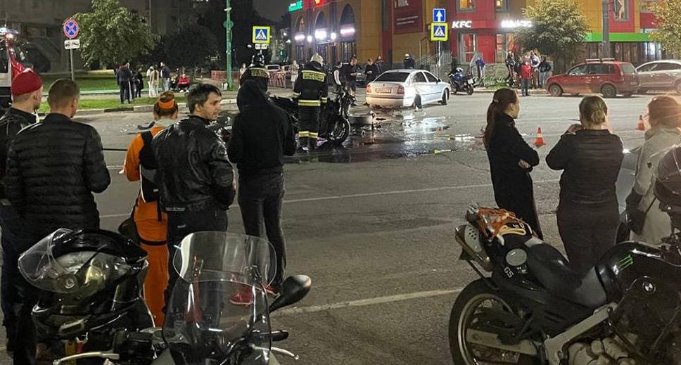 Байкер лежал в крови: подробности аварии в центре Ярославля