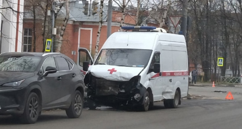 "Завис в телефоне": в Ярославле скорая с мигалкой попала в ДТП