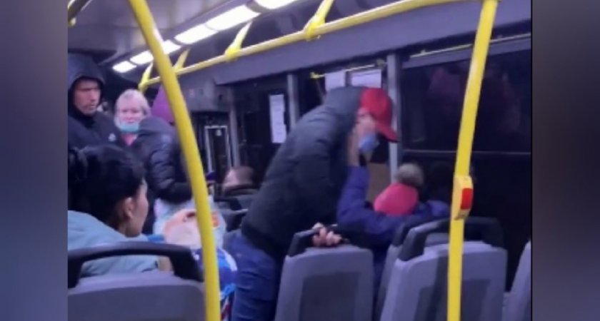 Из-за глотка пива навалился на внучку: очевидцы о скандале в автобусе Ярославля