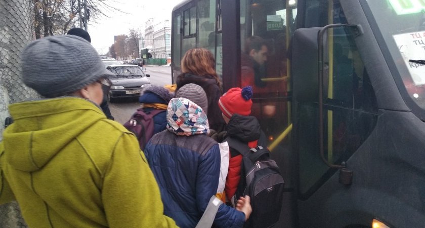 Выгоняют в дождь и кричат матом: адский автобус ездит по Ярославлю