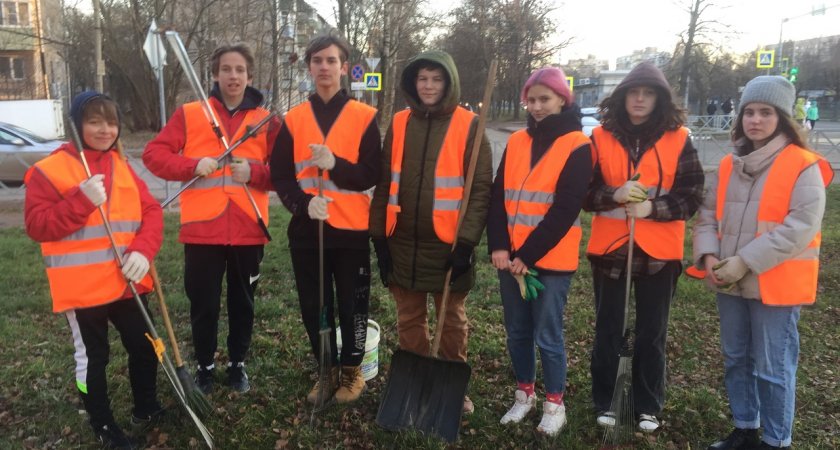 "Холодно, но быстро справляемся": школьники из Ярославля занялись уборкой города