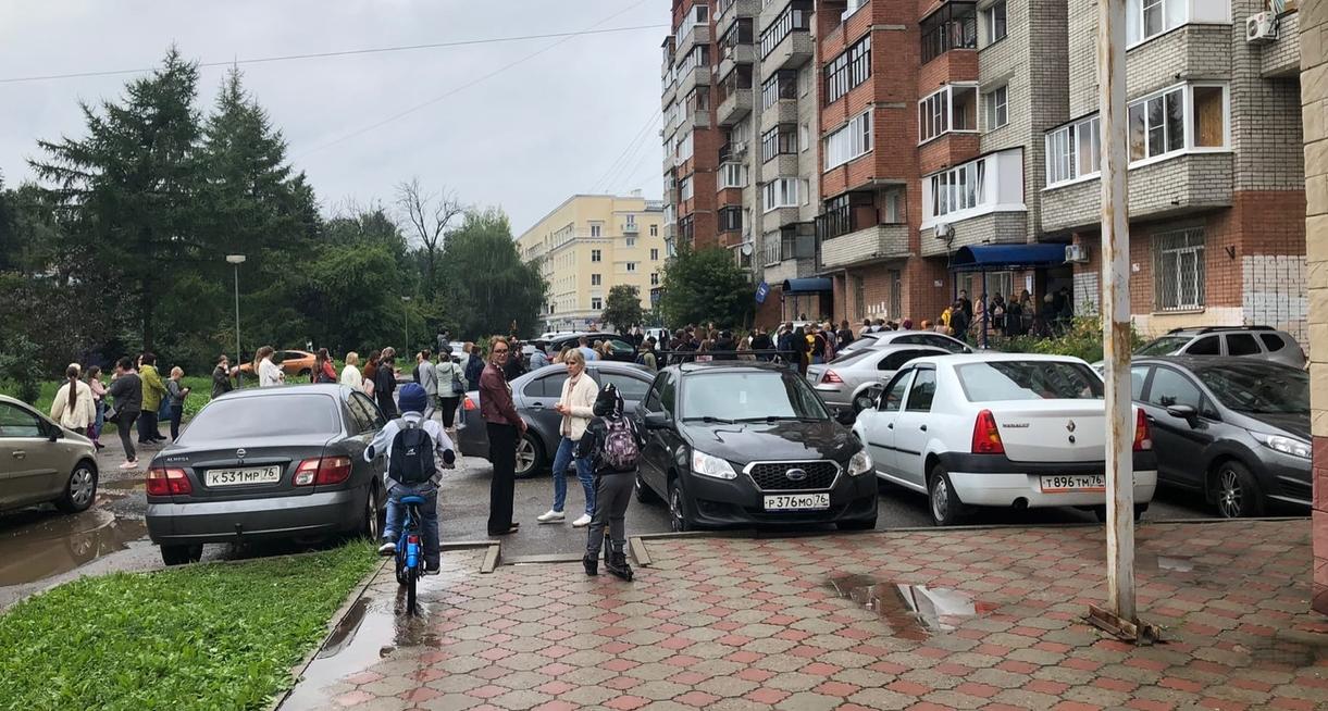 "Ничего не меняется": ярославцы стоят на улице в очереди за проездными