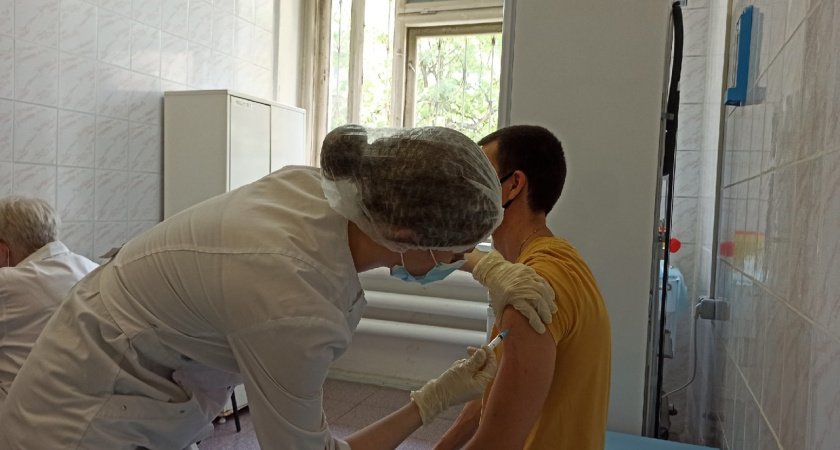 О судьбе ярославцев, которым вкололи по 5 доз вакцины от ковида, рассказали в депздраве