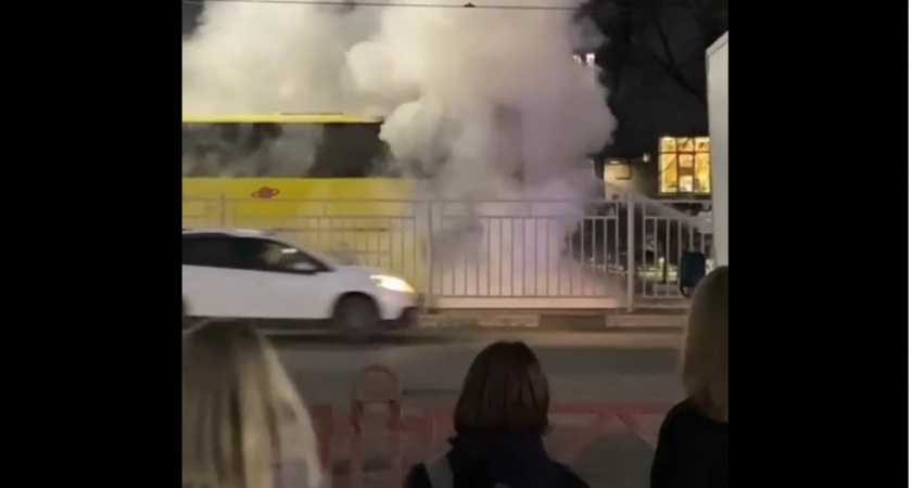 В Ярославле водитель выбежал из горящего автобуса: видео