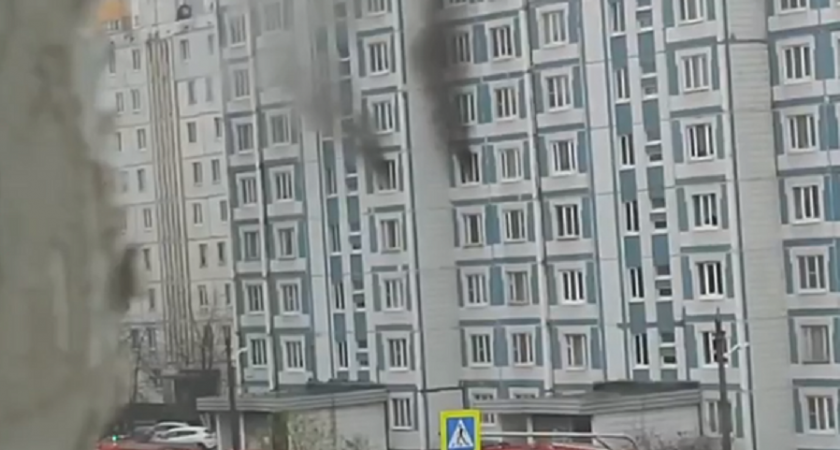 Черный дым столбом: в Ярославле из горящей квартиры спасли человека