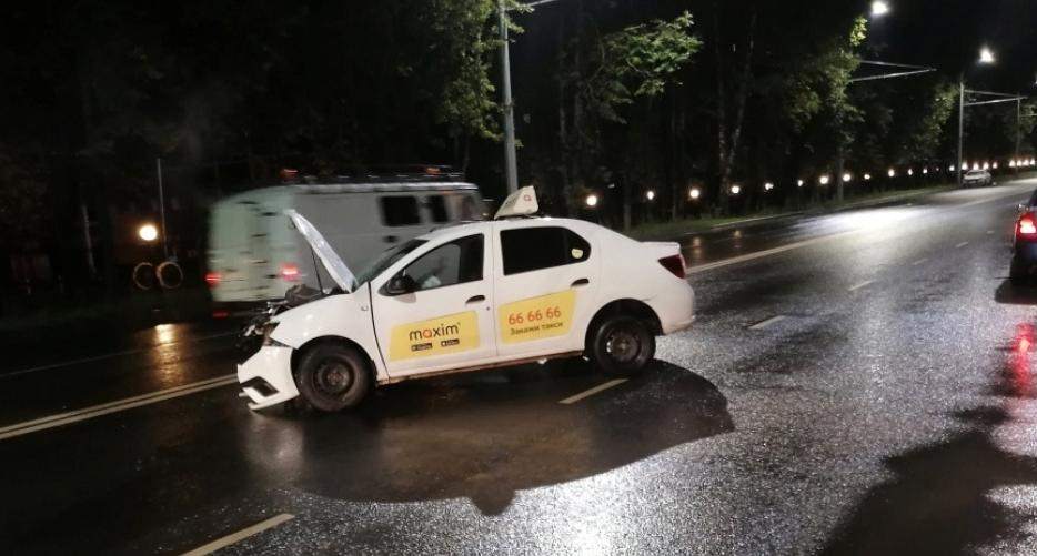  Пассажирка такси вылетела из авто: в ДТП в Брагино пострадала студентка