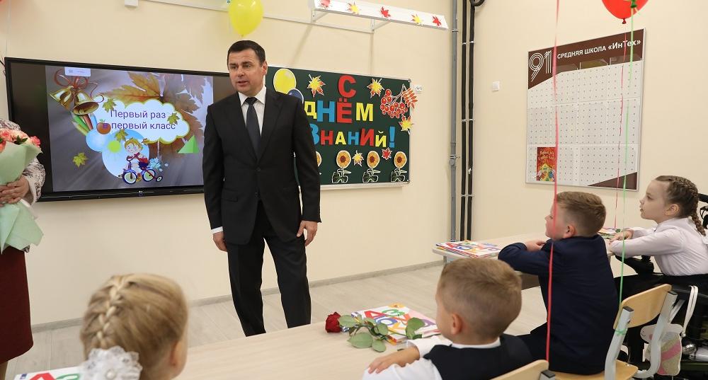 Губернатор Дмитрий Миронов вручил новой школе в Ярославле сертификат на полмиллиона рублей