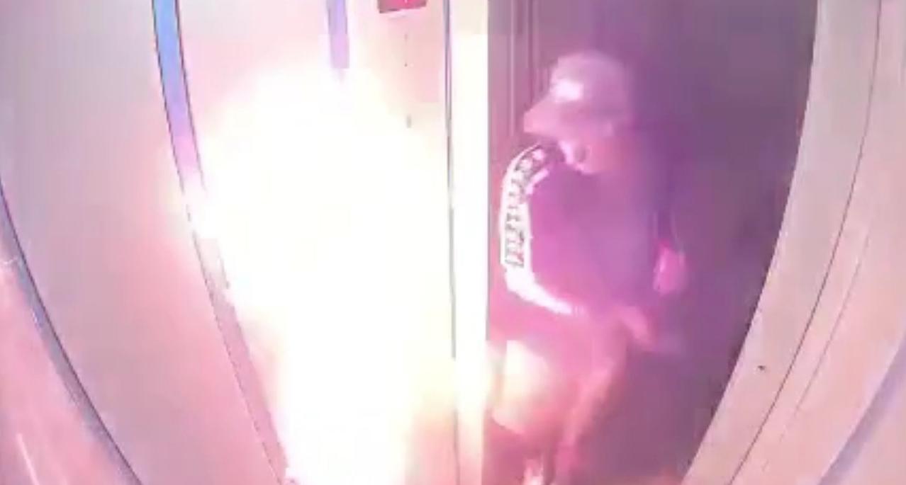  "Жаль, не заклинило": в Ярославле трое парней подожгли лифт