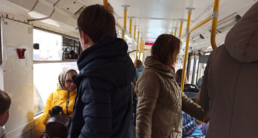 «Зажали дверью и нагрубили»: молодая мама устроила скандал в ярославском автобусе