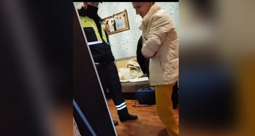 "Лежит и не может говорить": под Ярославлем умирающего мужчину увозили скорая и полиция