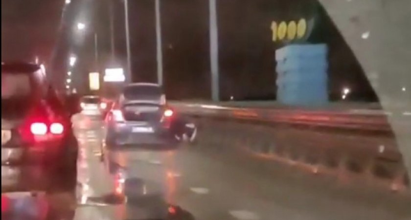 "Шесть авто на аварийках": в Ярославле мост после ремонта покрылся ямами-убийцами