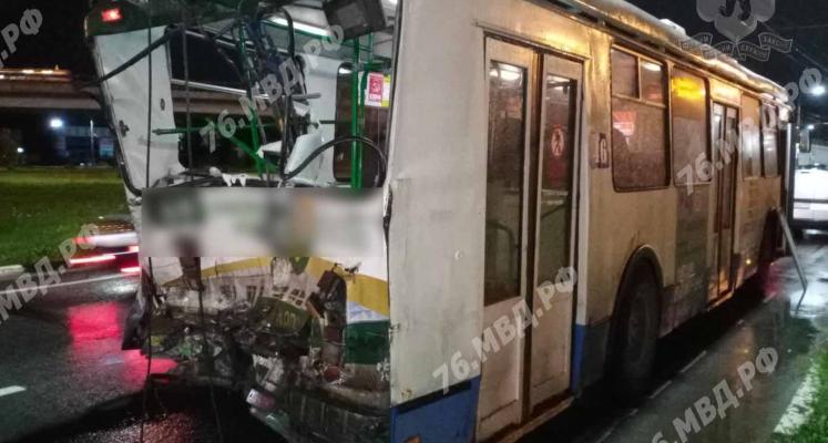 В Ярославле грузовик влетел в троллейбус: есть пострадавшие