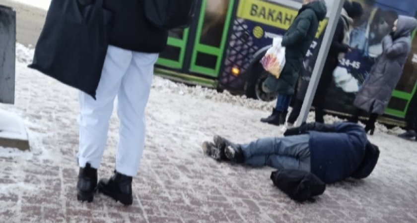 «Лежал на промерзлой плитке»: мужчина потерял сознание на остановке в Брагино