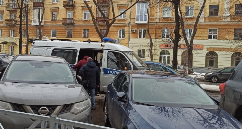 Караулил в подъезде: в Ярославле поймали истязателя бабушек
