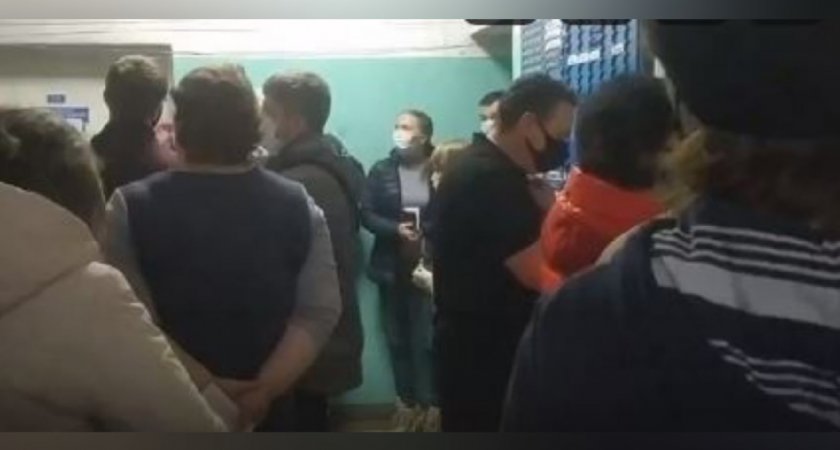 "Люди стоят толпой": в Ярославле огромные очереди из-за мазка на ковид