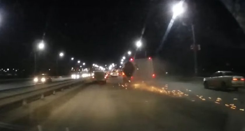 У ярославского автобуса на ходу отвалилось колесо, в искрах была вся дорога: видео