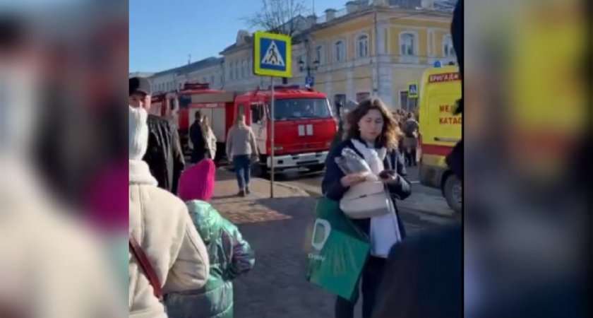 При обрушении здания в центре Ярославля погиб человек. Видео
